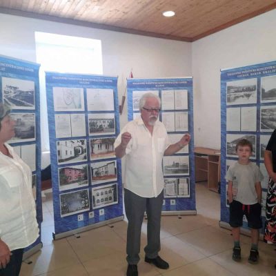 Fotka Izložbe Udruge LIDUMKOL o Mussolinijevim logorima postavljene na Ošljaku u zgradi u kojoj su, za djelovanja Logora Ošljak, bili smješteni čuvari logora.