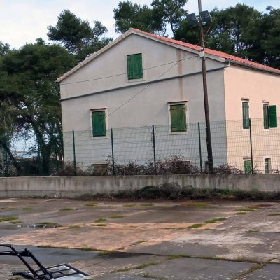 Zapovjedna zgrada logora Molat koju je Ministarstvo državne imovine dodijelilo Gradu Zadru za smještaj Hrvatskog muzeja logoraša u Mussolinijevim fašističkim koncentracikim logorima.
