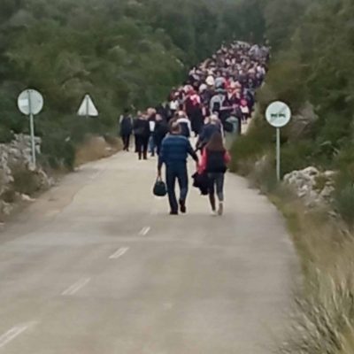 Fotks s Hodočašća vjernika na čelu s nadbiskupom Zgrablićem na Molatu. Dvije postaje bile su u prostoru nekadašnjeg logora Molat.