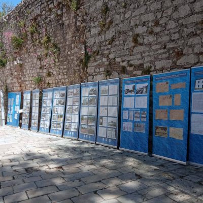 Izložba Udruge LIDUMKOL o Mussolinijevim logorima postavljena u Zadru povodom Međunarodnog dana muzeja,
da bi se još jednom upozorilo na nužnost formiranja Hrvatskog muzeja logoraša u Mussolinijem fašističkim koncentracijskom logorima u zgradi u Molatu.
